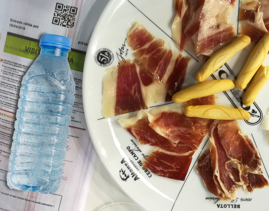 Scheiben Pata Negra Schinken und eine Flasche Wasser