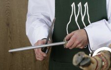 Schärfen des Messers mit einem Messerschärfer oder Wetzstab