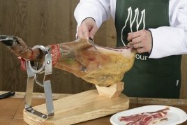 Einlegen des Vorderschinkens und Aufschnitt der Maza (Hauptbereich)