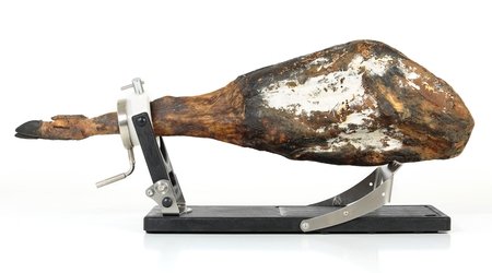 Schinkenhalter Jamotec JP Luxe mit einem Schinken auf dem Klappbügel