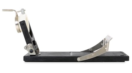 Seitenansicht des Schinkenhalters Jamotec JP Luxe, mit hochgeklapptem Bügel
